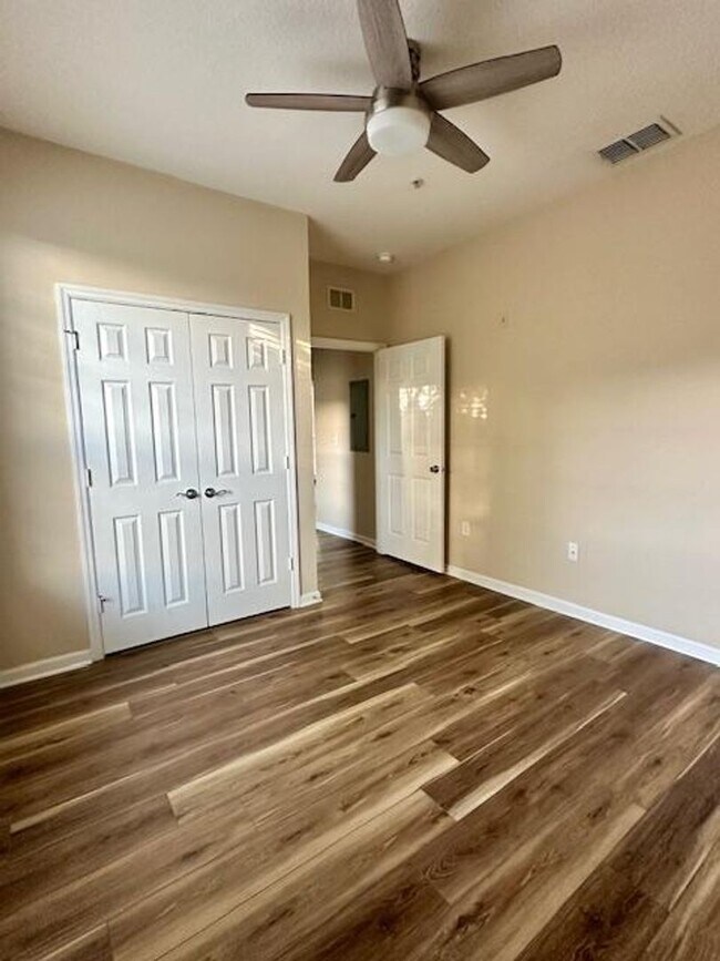 Building Photo - Spacious 3/2 Condo with Pond View!
