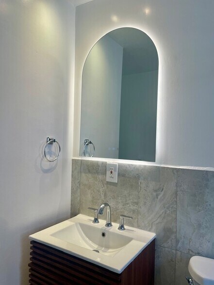 Building Photo - 221 SW 9th Ave