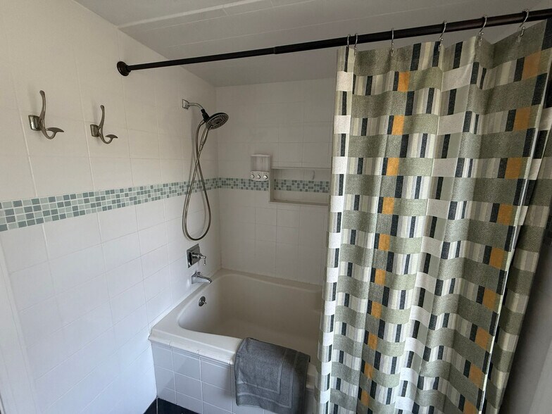 Building Photo - 39 Thomas Ave