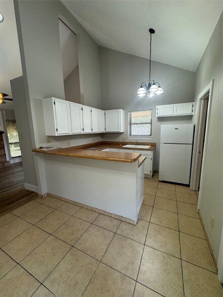 Building Photo - 420 S Las Vegas Trail