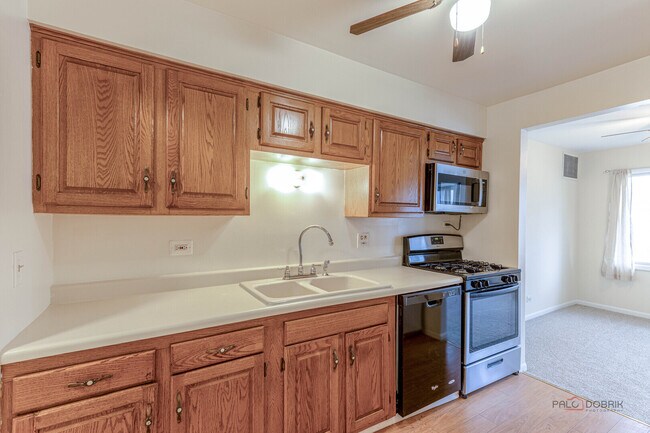 Building Photo - 3004 Roberts Dr