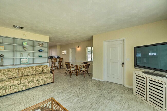 Building Photo - 1017 Pineland Ave