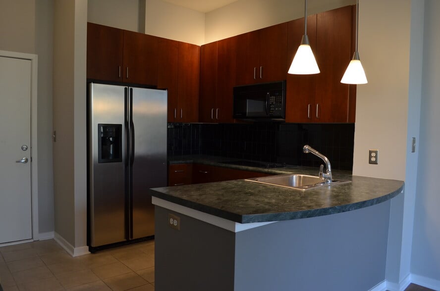 Building Photo - 2125 Southend Dr