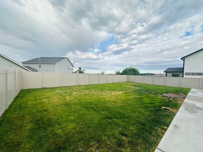 Building Photo - Beautiful Modern Home! Built Just 4 Years ...