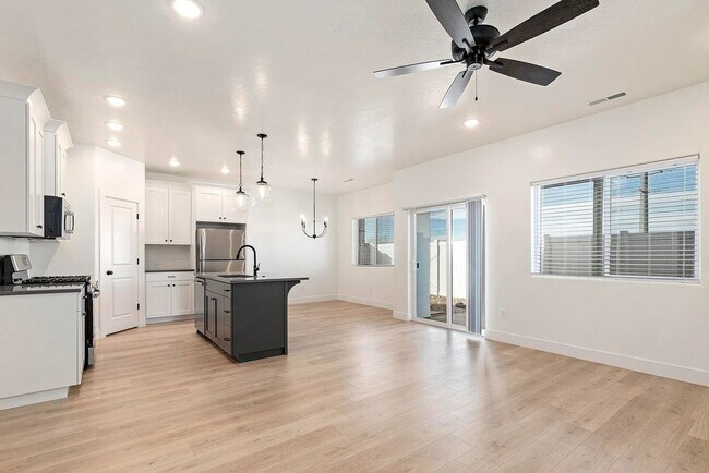 Building Photo - Charming Cedar City 3 Bedroom Townhome!