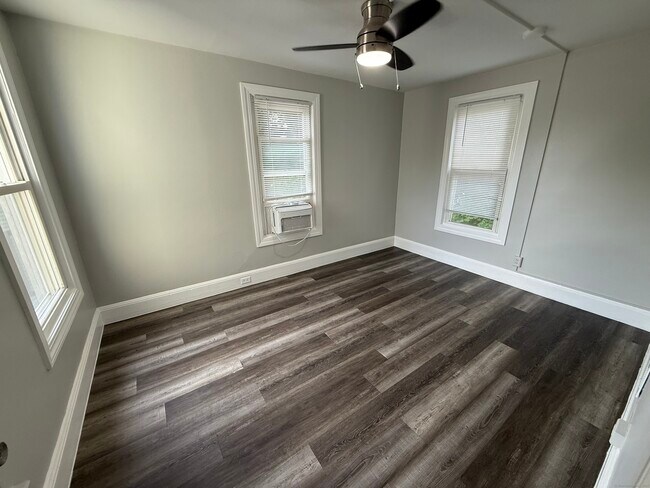 Building Photo - 37 Quintard Ave