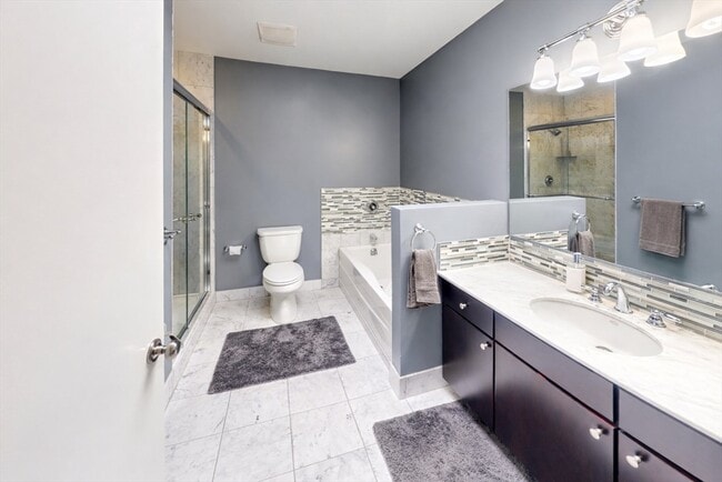 Building Photo - 72 Kent St