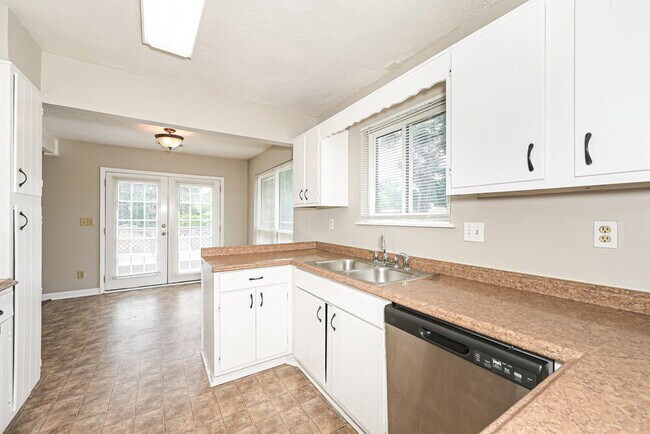 Building Photo - 2468 Mistletoe Ln SW