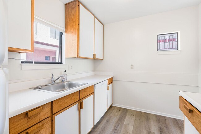 Building Photo - North Berkeley Condo – Steps from Campus w...