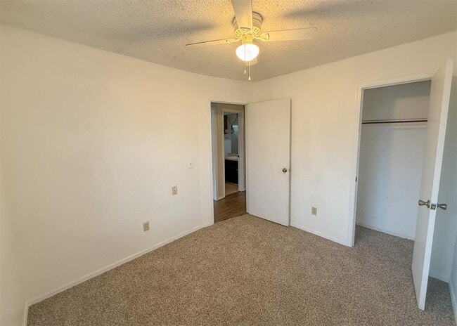 Building Photo - 733 W Perry Dr