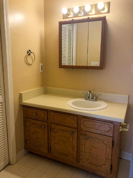 Building Photo - 4 Shore Dr