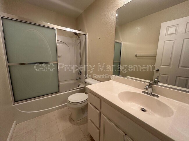 Building Photo - 5023 Lakeshore Dr