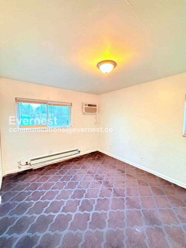 Building Photo - 15601 Schoolcraft Rd