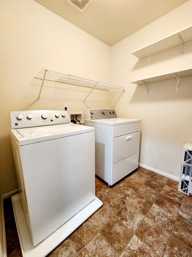Building Photo - Prime Amber Skyline Home for Lease: Comfort and Convenience Await