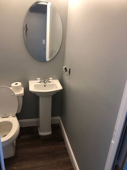 Powder Room - 5311 Goldenrod Dr