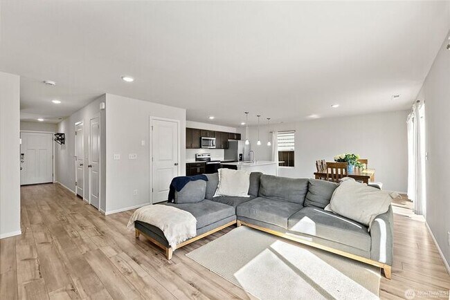 Building Photo - AVAILABLE NOW JULY FREE Yelm home builit i...