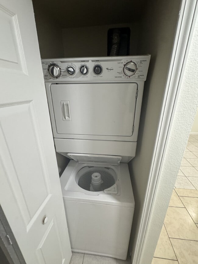 Building Photo - "Charming 3-Bed, 2-Bath Gem in Riverview – Spacious 1151 Sq. Ft. Haven Awaits!"