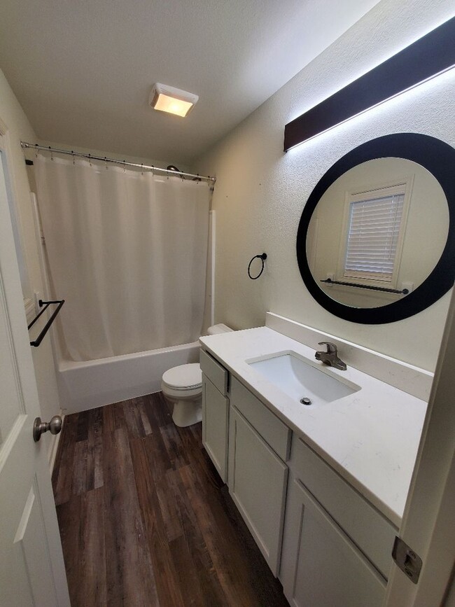 Building Photo - Beautiful 3BR/2BA Home in Hunters Lake – B...