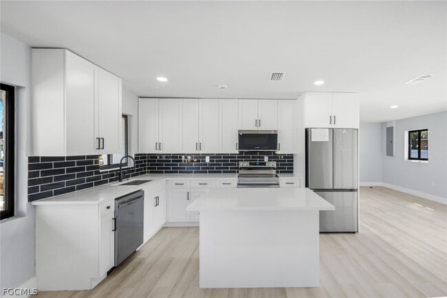 Building Photo - 1389 Pine Ave