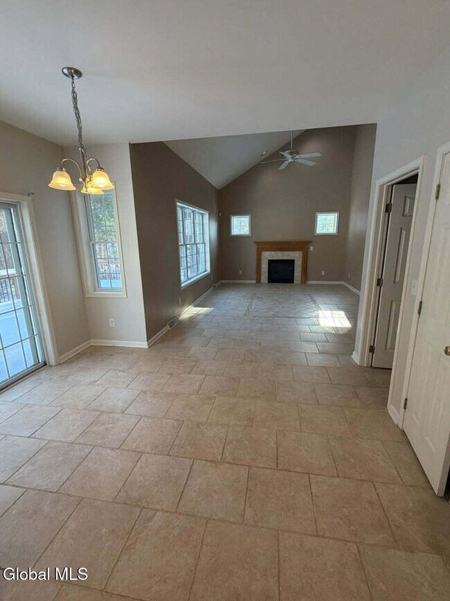 Building Photo - 7 Clearwater Ct