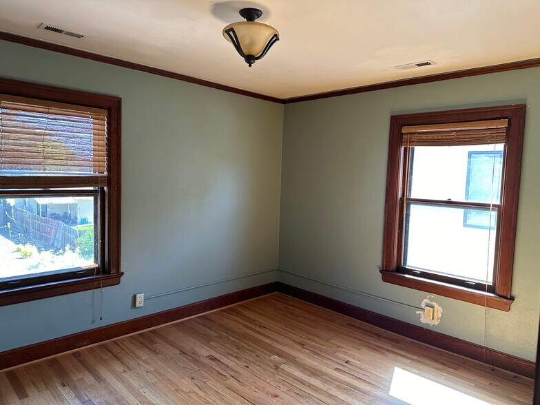 Building Photo - 673 N 27th St
