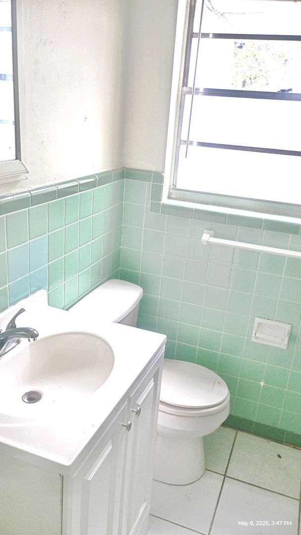 Building Photo - Spacious 3-Bedroom, 2-Bathroom Home in Des...