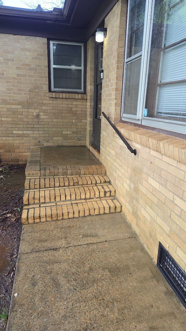 Building Photo - Three Bedroom, Two Bath
