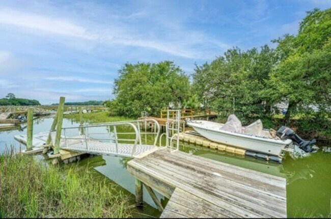 Building Photo - Gorgeous 4 BR/2BA Marshfront Home With Cre...