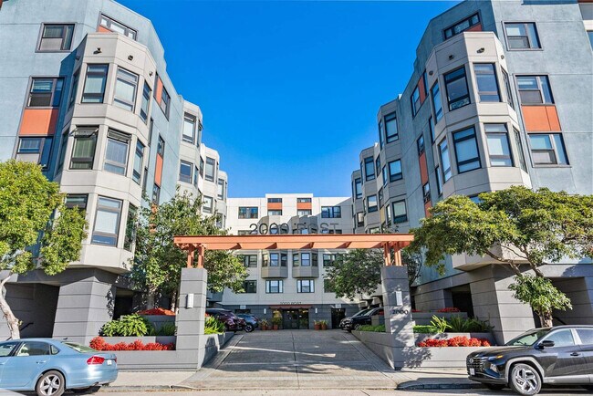 Building Photo - 2000 Post St