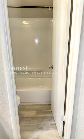 Building Photo - 1920 W Lindner Ave