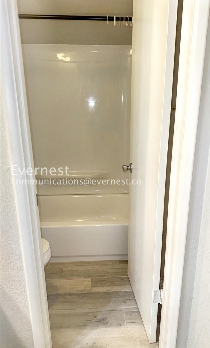 Building Photo - 1920 W Lindner Ave