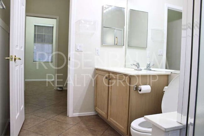 Building Photo - Gorgeous 5-bedrooms, 3-baths home in Super...