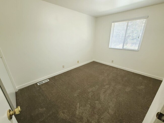 Building Photo - Charming 2 bedroom 1 bath townhome available!