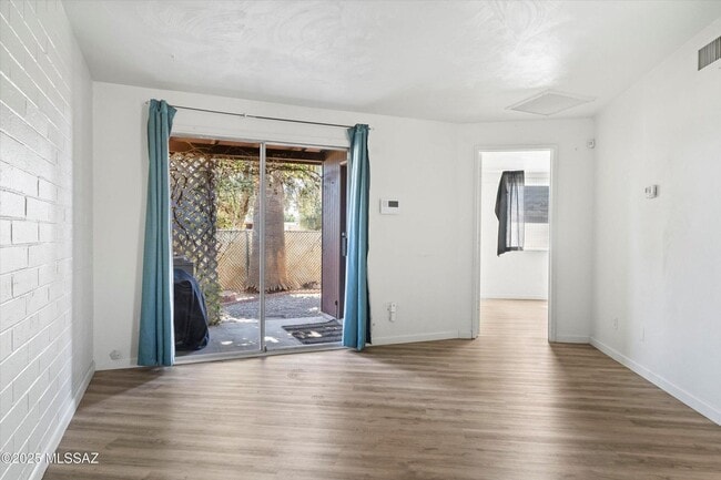 Building Photo - Move In Ready Unit! 1 Bed 1 Bath New Flooring!