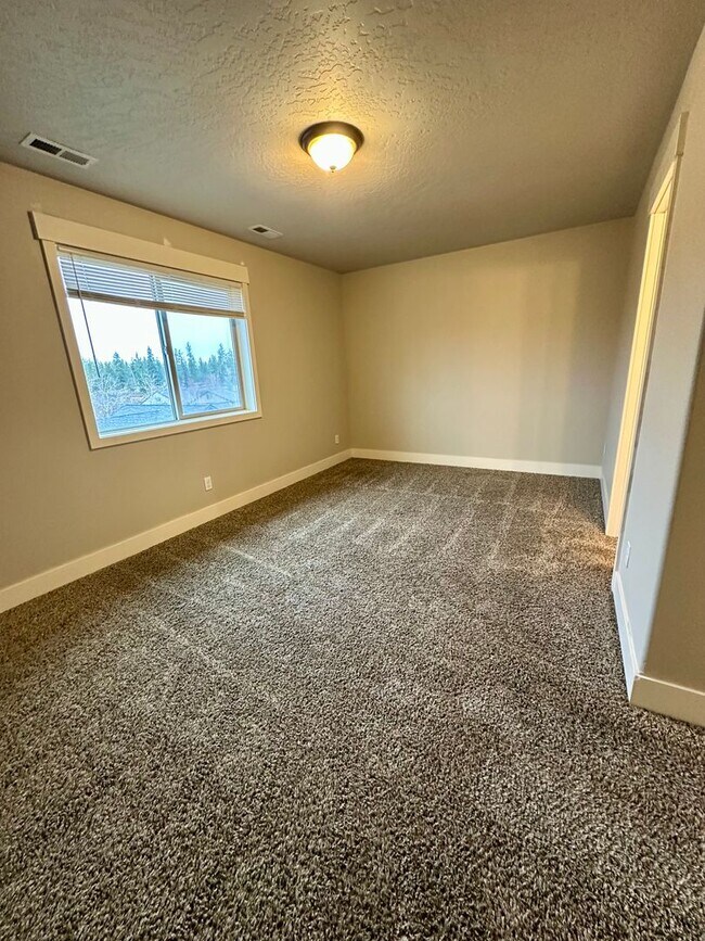 Building Photo - 3 bed/ 3.5 Bath Townhome in Cheney