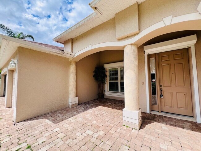 Building Photo - HUGE PRICE REDUCTION!! HOME IS READY FOR A...