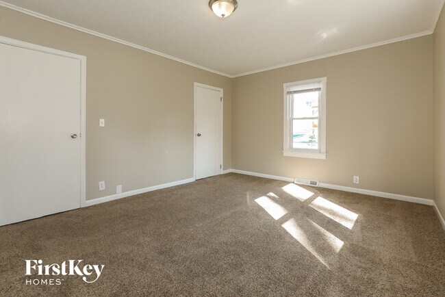 Building Photo - 14 E Willow Dr