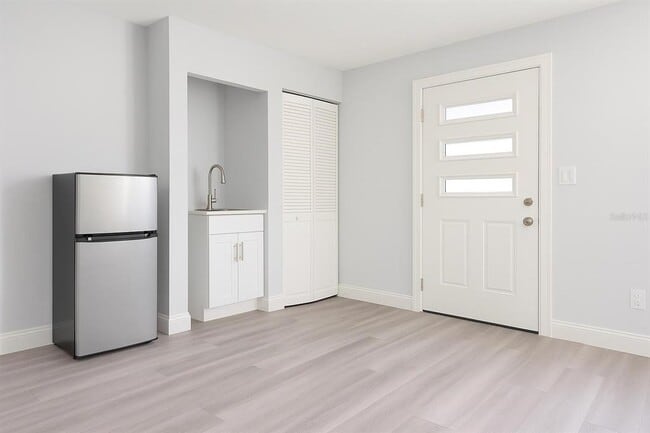 Building Photo - 2326 S Peninsula Dr