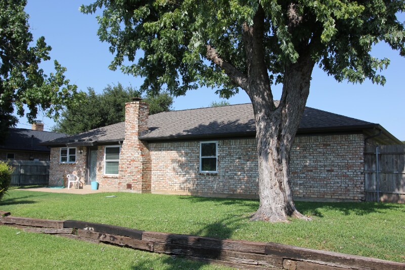 Building Photo - 412 Live Oak Dr