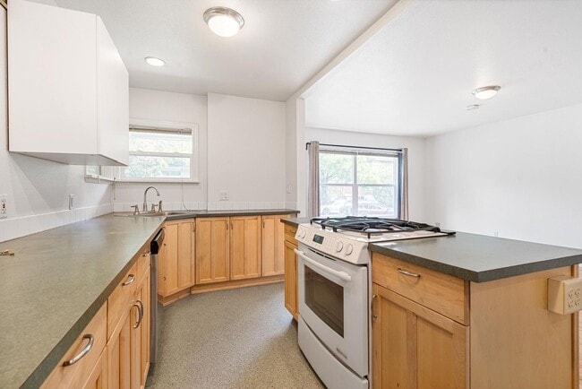 Building Photo - Inviting, remodeled 3-bdr/1.5-bath in Division/Hawthorne duplex—Privacy, A/C, parking, & storage