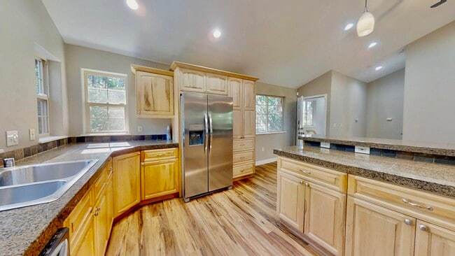 Building Photo - 6700 Ridgeway Dr
