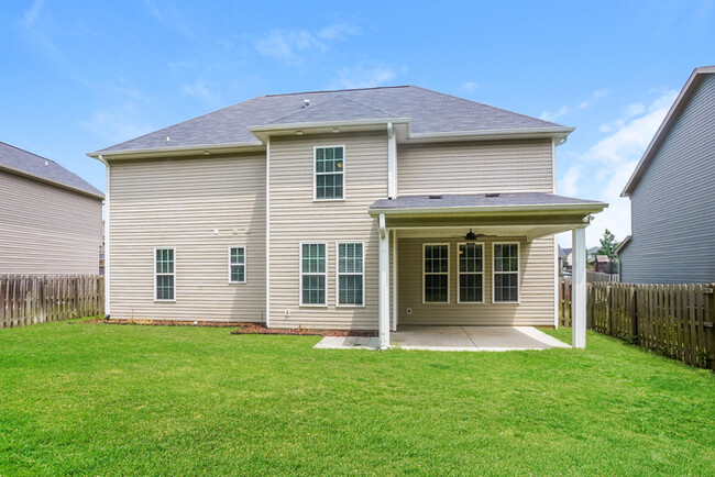 Building Photo - Stunning 5 Bedroom