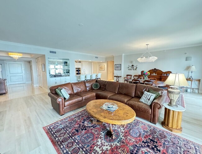 Building Photo - Seasonal/short term 3/2 renovated Ritz Carlton beauty with long water views