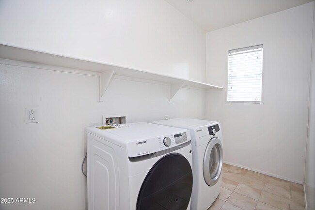 Building Photo - 1090 W Caroline Ln