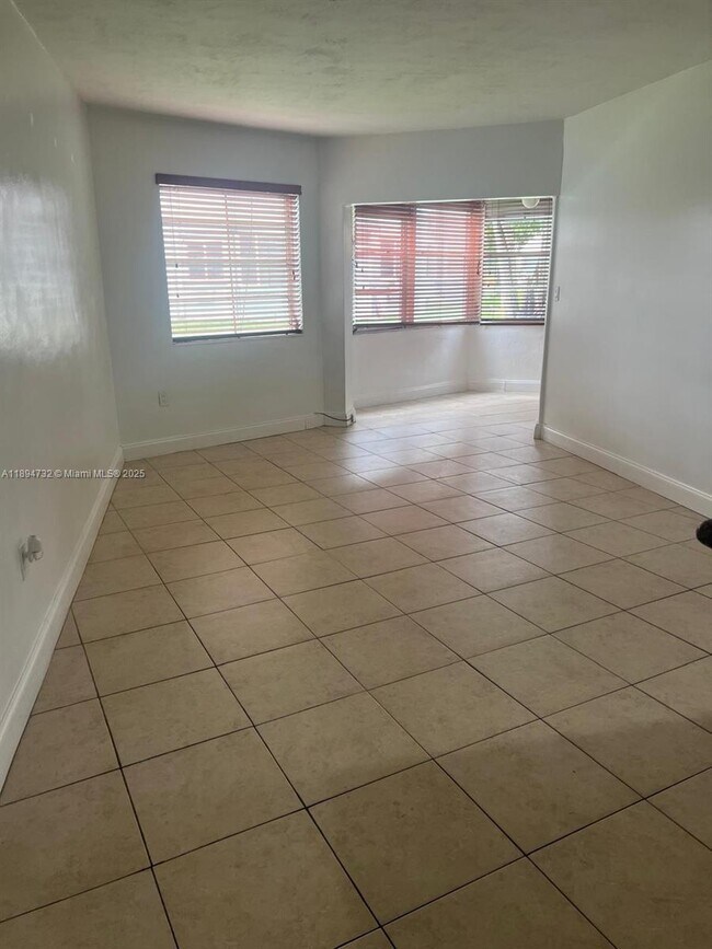 Building Photo - 1663 NE Miami Gardens Dr