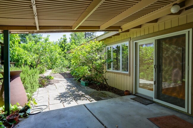 Building Photo - 4 Bed / 2 Bath Welcoming Midtown Palo Alto...