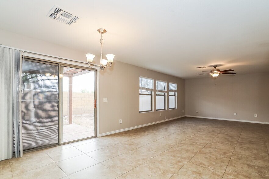 Building Photo - 2809 E Cherry Hills Dr