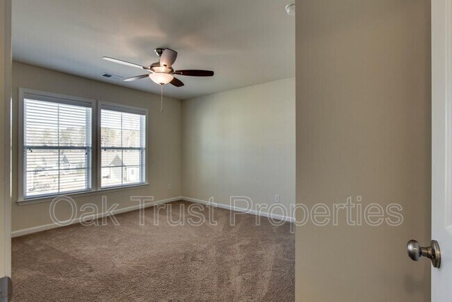 Building Photo - 1605 Valley Oak Rd