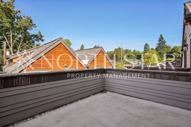 Building Photo - Luxury Living in the Heart of Lake Oswego: Stylish 3-Story Townhouse