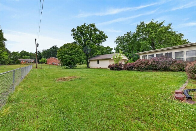 Building Photo - 2 Bedroom Dog Friendly Home For Rent With Large Bonus Room!